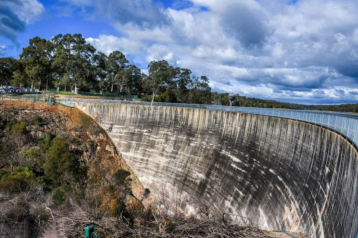 Whispering wall australian. Шепчущей долине. Дамба в аделаиде. Полукруглая дамба новая. Стена в австралии.