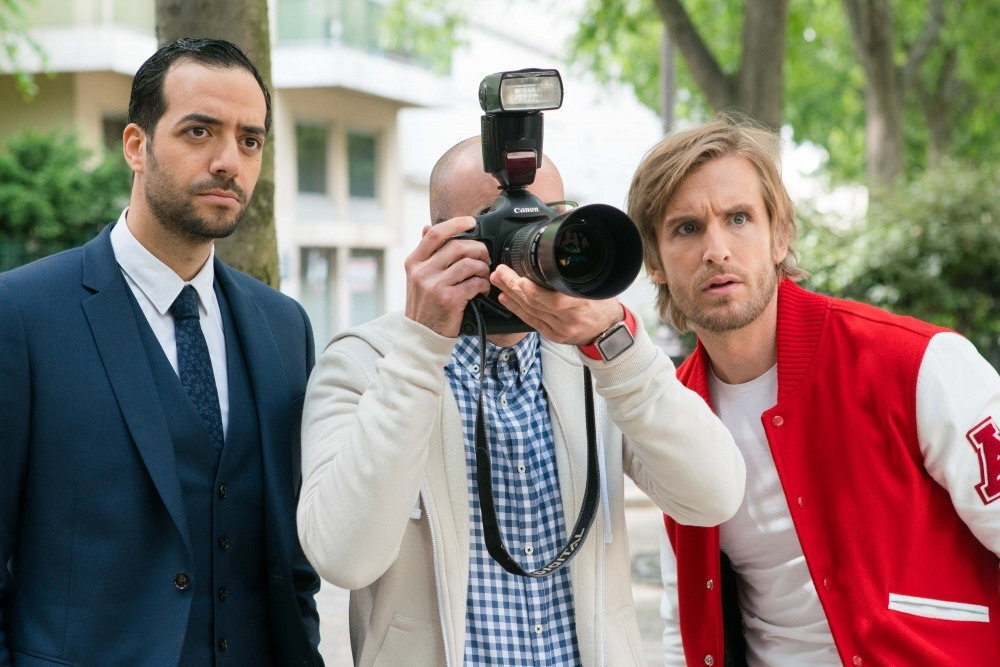 *Грег и команда,он блондин*