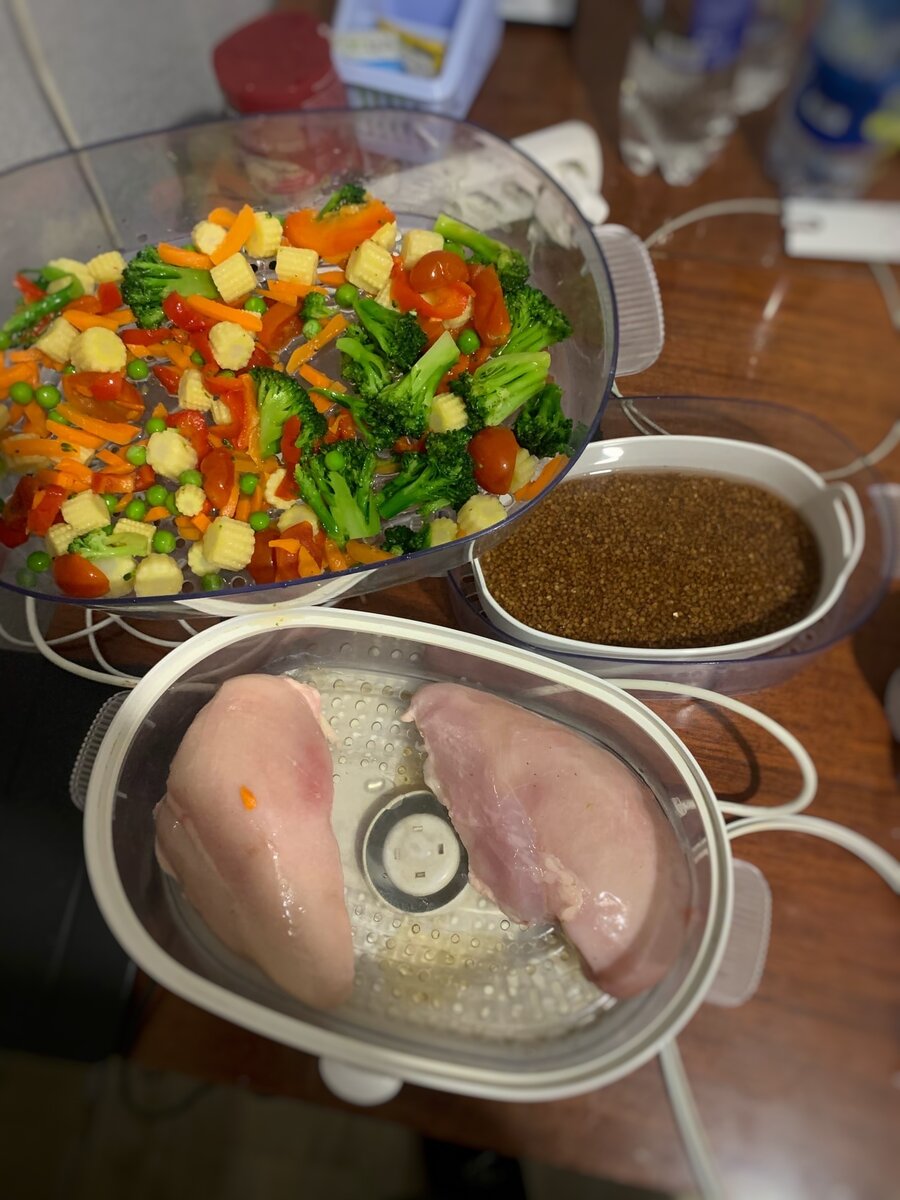 Гречка с курицей и итальянская смесь.