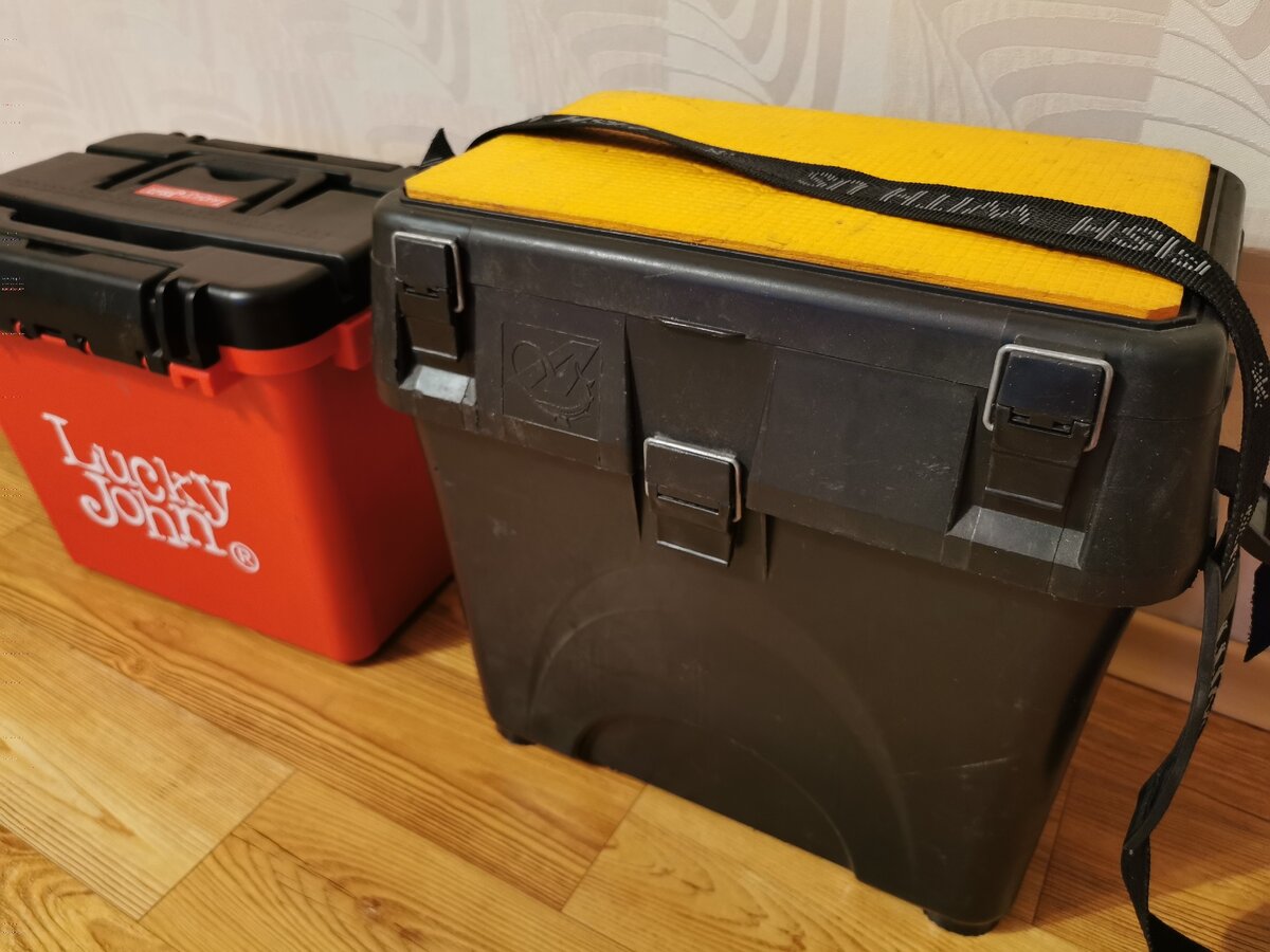 Фото автора. Справа ящик A-Elita, слева Lucky John