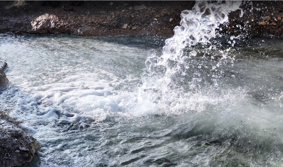 Сероводородная вода. Избербаш сероводородный источник города. Горячий сероводородный источник в г. Избербаш Дагестан фото.