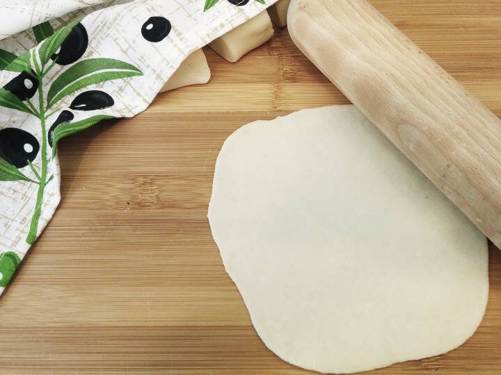 Раскатайте тонкую лепешку