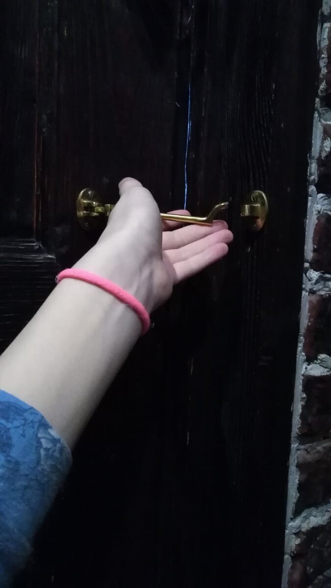 Отломан кусок закрывашки.