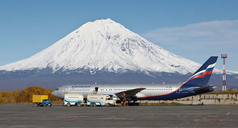 Самолет из Москвы прилетает в аэропорт города Елизово на Камчатке.