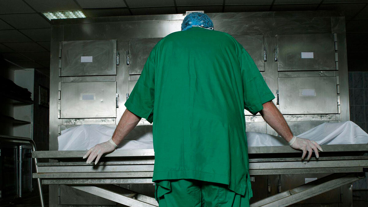 Есть  врач который все знает, но ничего не умеет - терапевт, есть, который ничего не знает, но все умеет - хирург, а есть, который все знает, все умеет, но только - это паталогоанатом.