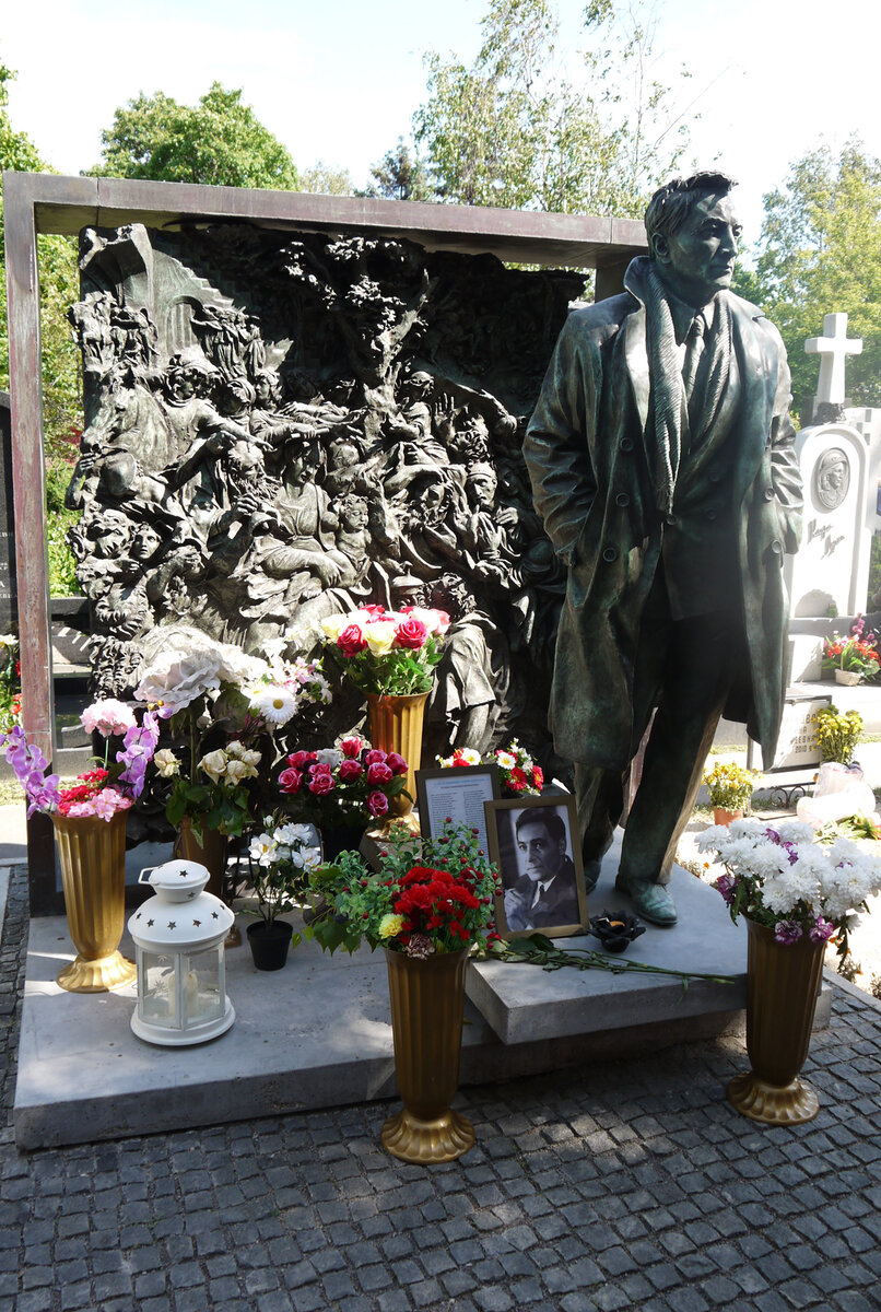 Когда на кладбищах включат воду. Могила Вячеслава Тихонова. Могила Михаила Ульянова.