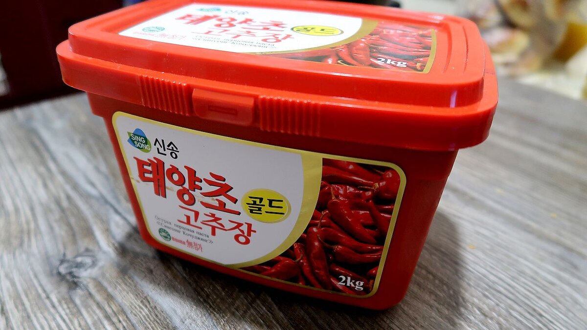 Сейчас есть возможность приобрести много вкусных корейских продуктов. Я часто покупаю острую расту  Кочудян (кочуджан) . Расскажу о ней поподробнее.