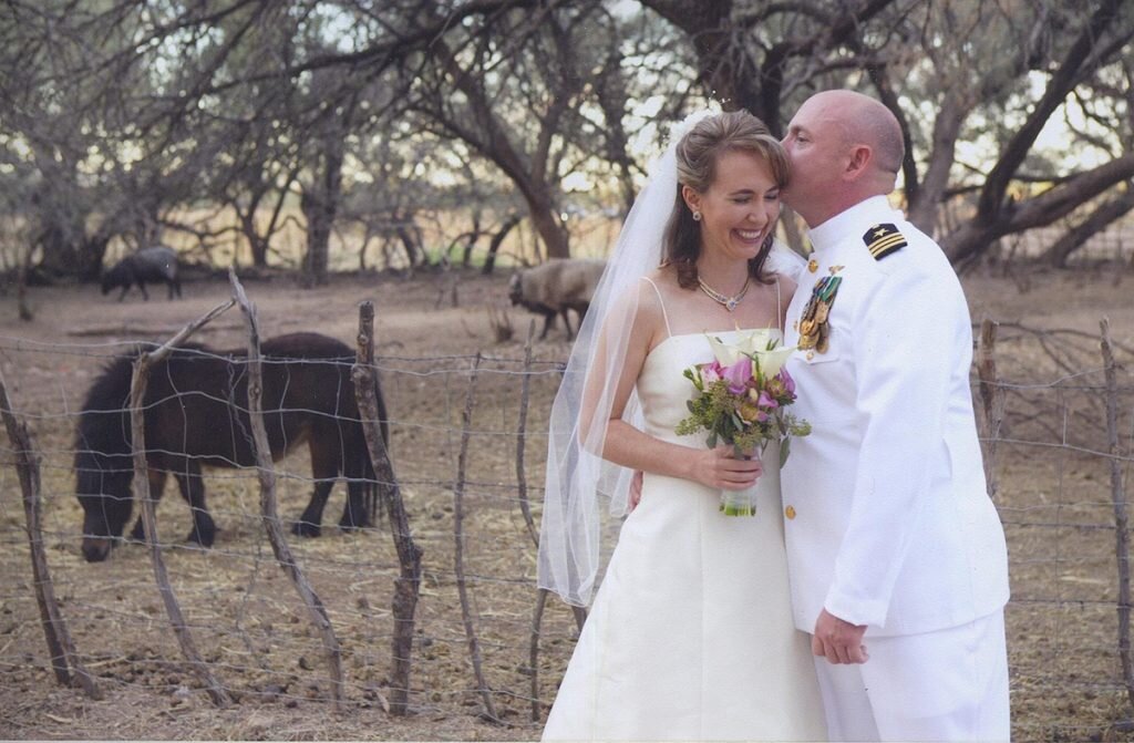 «Каждый год вместе с тобой – это подарок, но этот год был действительно особенным. С годовщиной, капитан Марк. С нетерпением ожидаю, что нас ждет в следующие 13 лет» – пишет в своем твиттере Габби Гиффорд. Фото: @GabbyGiffords/twitter