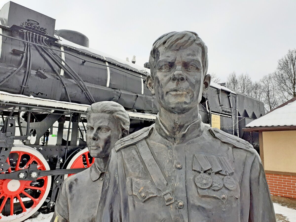 Памятник первым советским переселенцам в Восточную Пруссию. Установлен на вокзале г. Советска в 2015 г. Фото автора