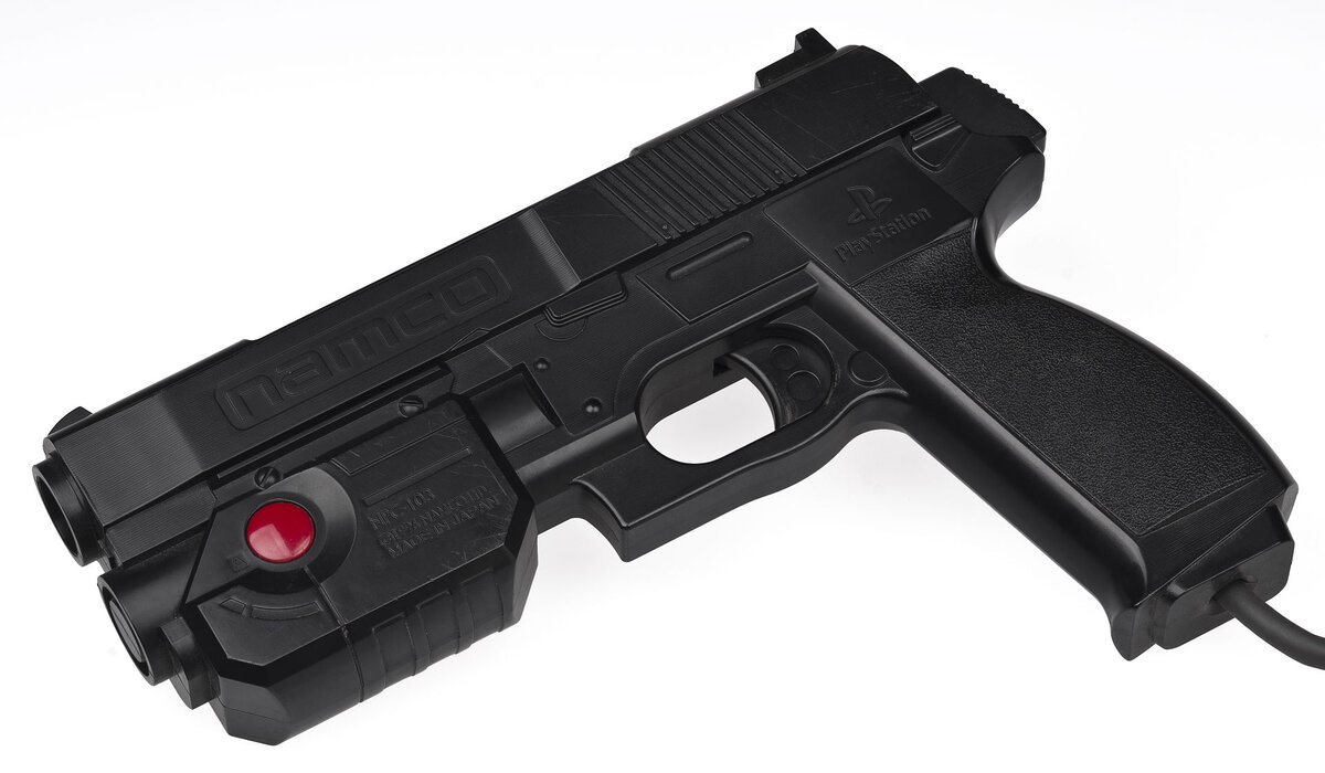 Вот из этого предполагалось стрелять в игре, но мы целились по старинке с помощью геймпада