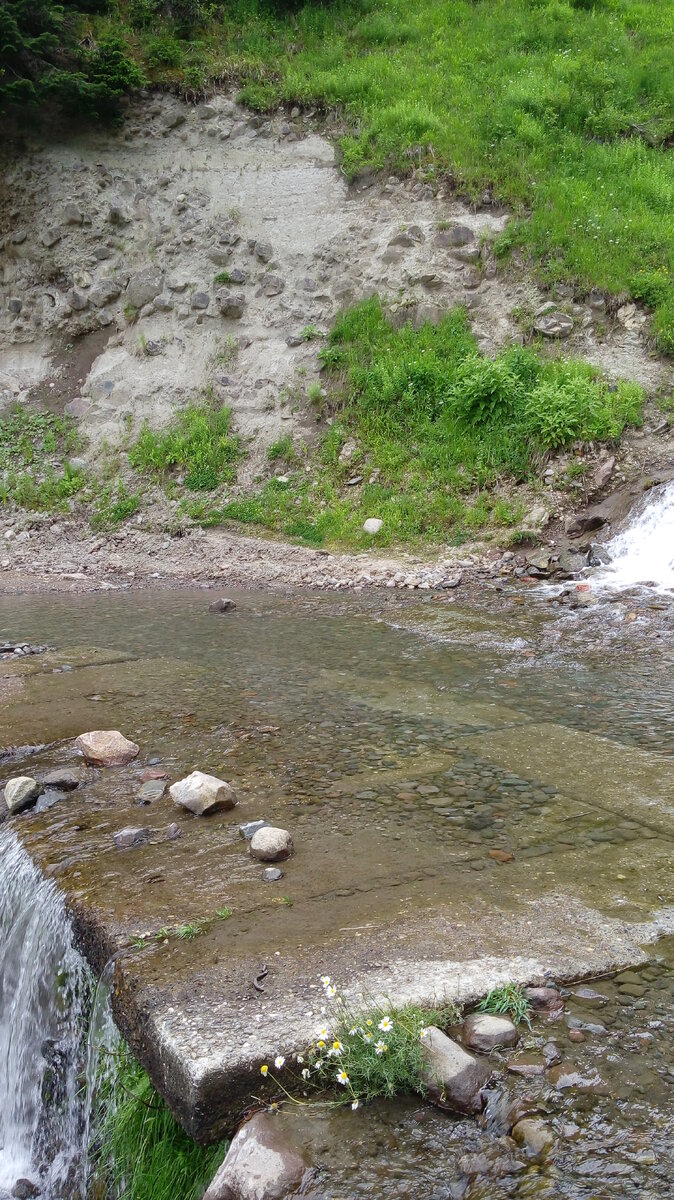 маленький кусочек этой дороги, прямо по ней течет водопад