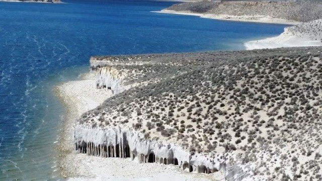Колонны естественного происхождения о. Кроули.
Источник фото: http://www.geologyin.com/2017/01/mystery-of-crowley-lake-columns-solved.html