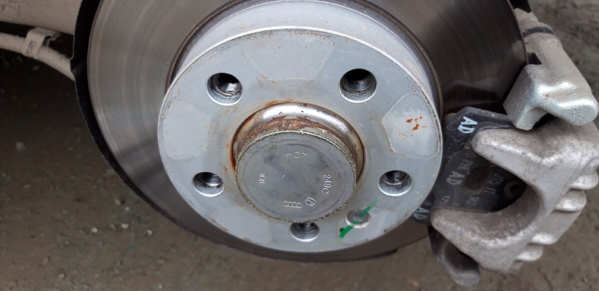 Как снять прикипевшее колесо со ступицы. Открутить колпачок на колесе прикипевший drive2. Не откручивается колпачок на колесе. Как открутить прикипевшие колпачки на колесах. Что делать если прикипели диски колесные.