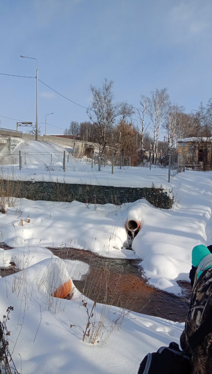 Перебираемся через маленькую речушку.