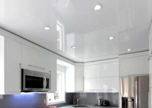 Глянцевый натяжной потолок — это подвесная система, главным и самым большим элементом которой является плёнка из поливинилхлорида или специально обработанная ткань (более дорогой вариант). Именно от их качества зависит срок службы и внешний вид натянутой потолочной конструкции.