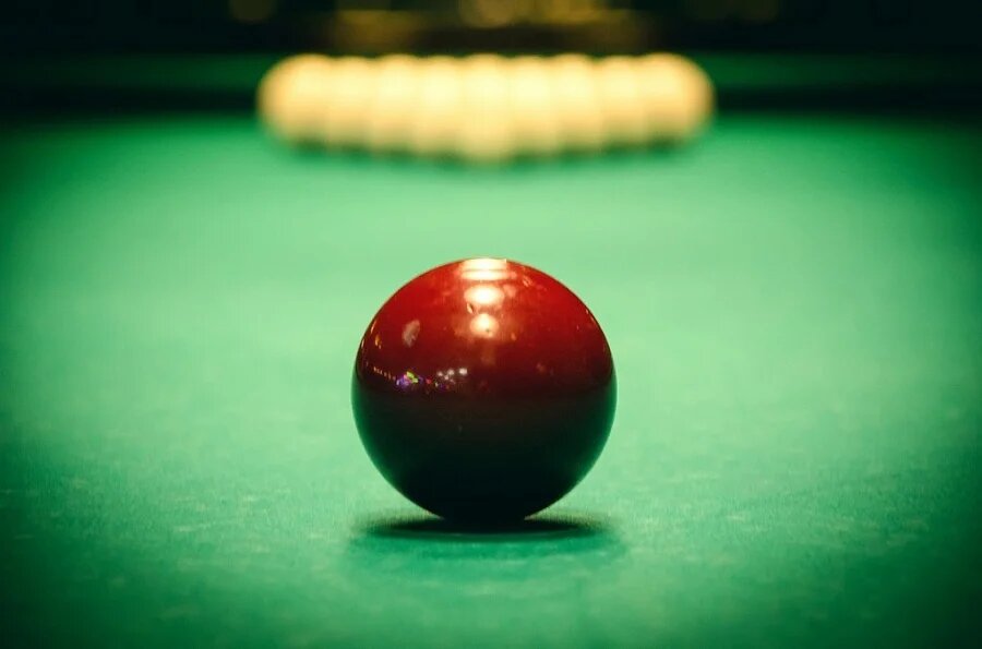 Удар Лемана - это бильярдный термин.Это особый удар при разбивании пирамиды, при котором, биток откатывается назад, а два крайних шара падают в угловые лузы.