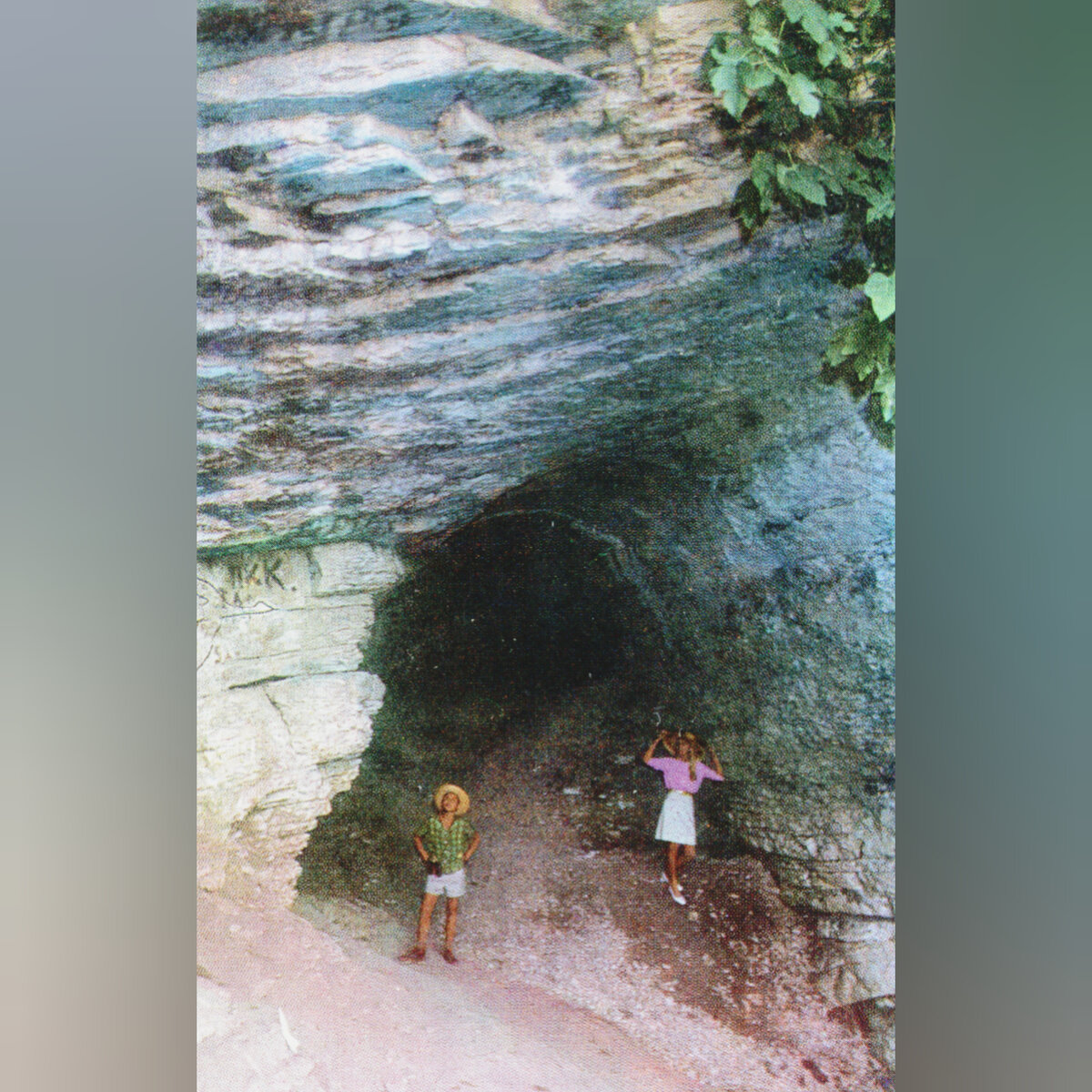 Открытка иллюстрированная художественная цветная "Ахштырская пещера". СССР, 1971 г.