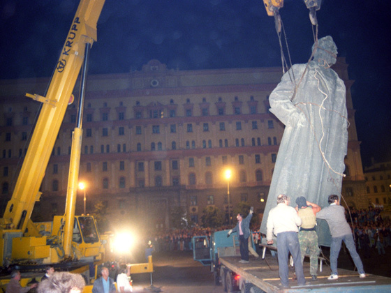Таскают памятник туда сюда...