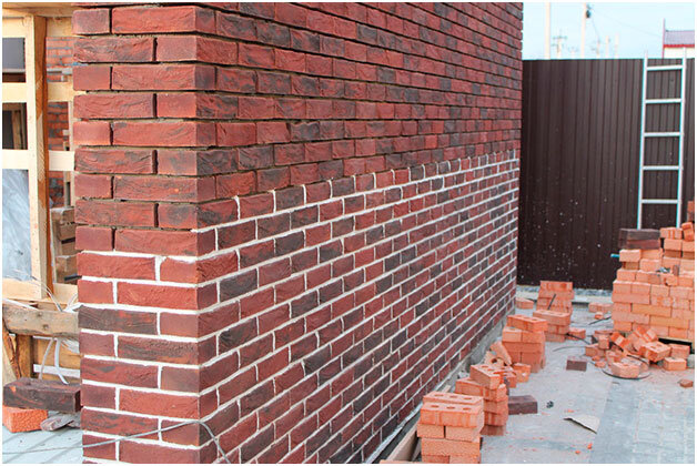 Белый шов на кирпиче