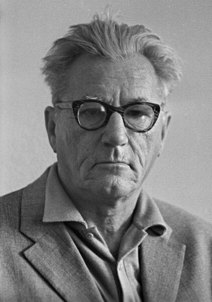 Сергей Александрович Ермолинский,  советский киносценарист и драматург. "Эскадрон гусар летучих", "Неуловимые мстители", "Робинзон Крузо", "Анна Каренина" (редактор")