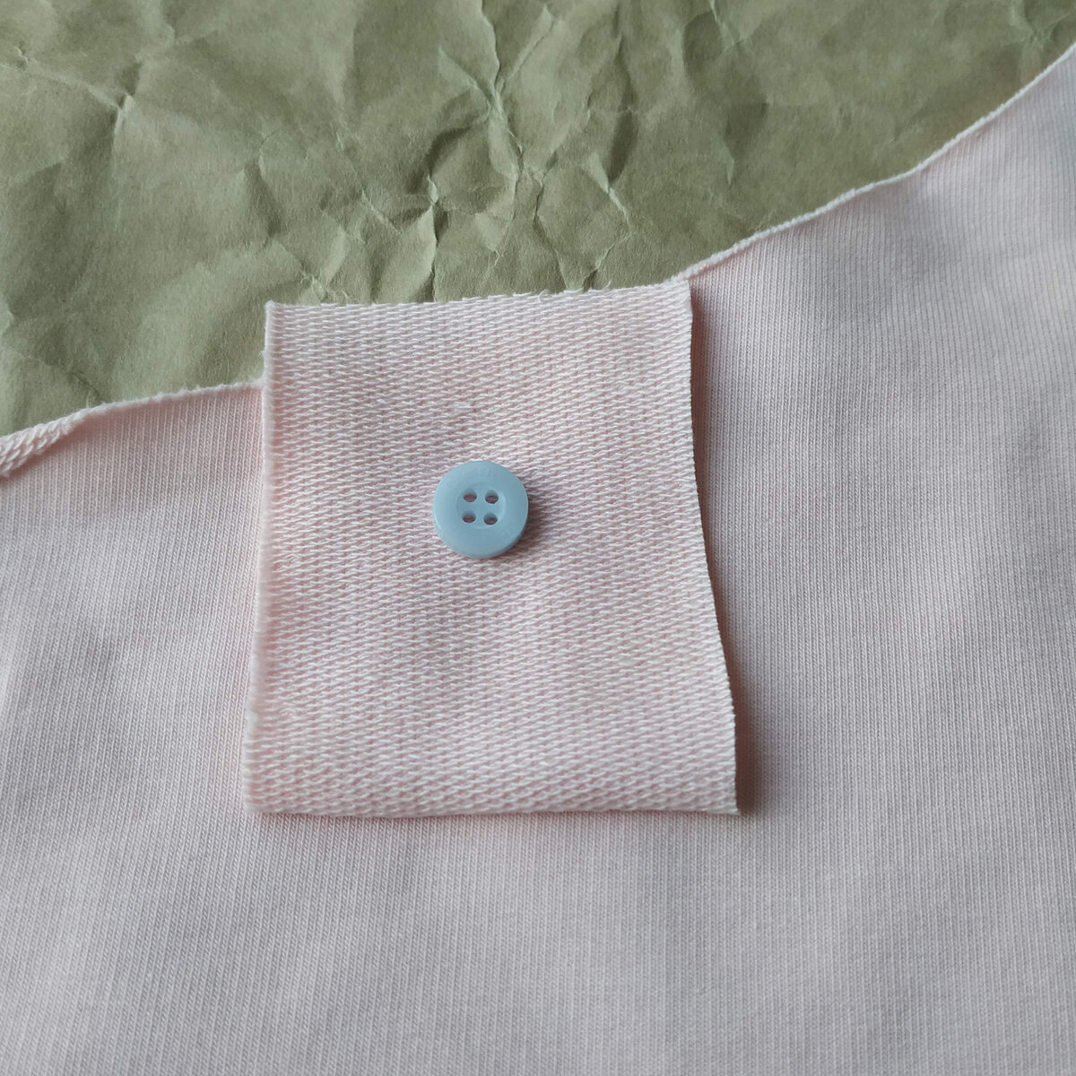 Я использовала рубашечную пуговицу. Можно также сделать отверстие квадратное 😉