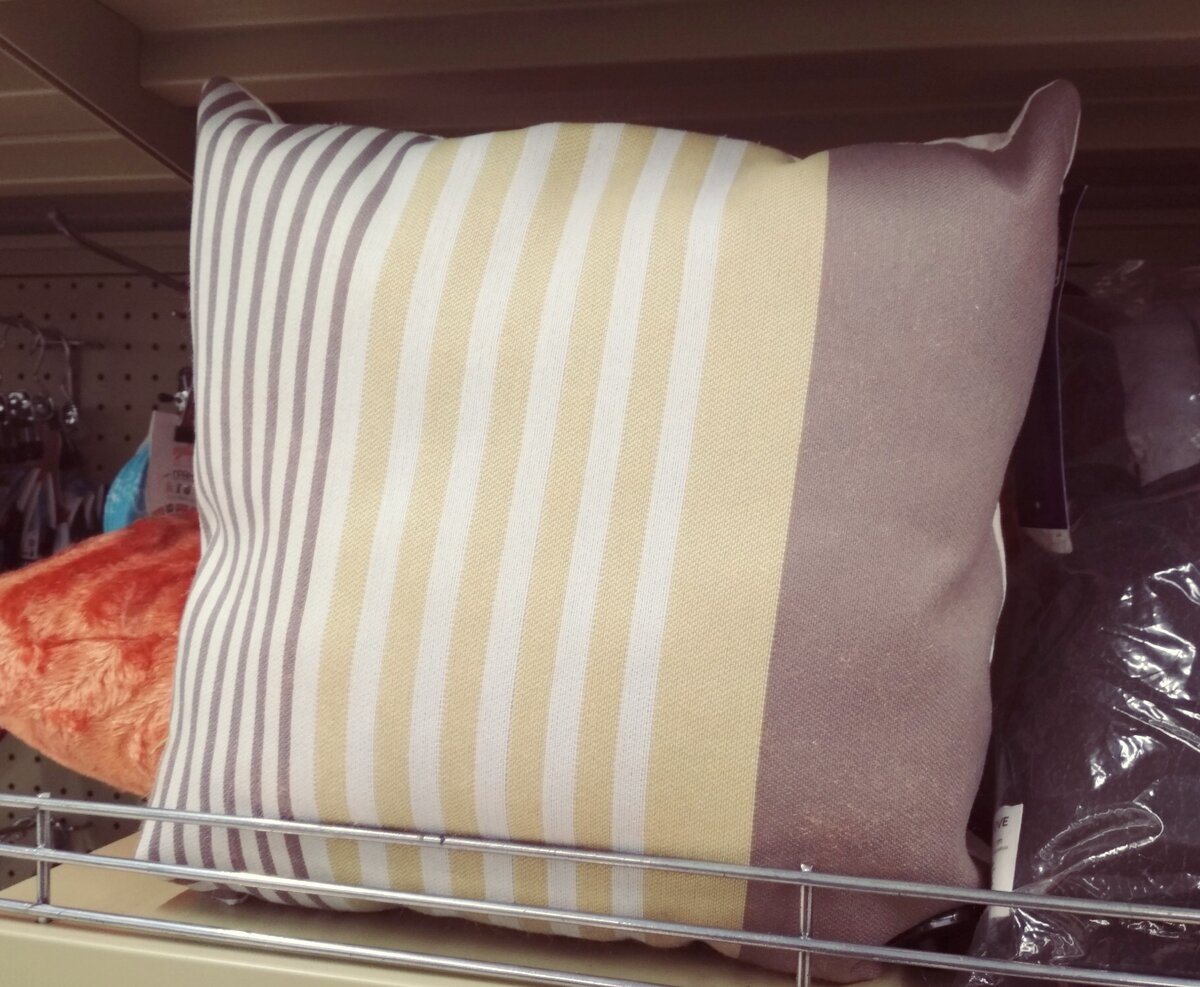Фото автора. Декоративная подушка в полоску (40 * 40)