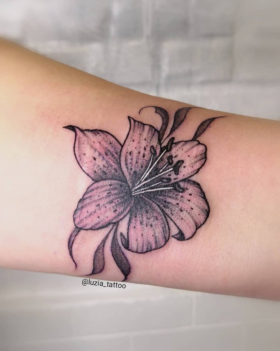 Что означает татуировка на теле человека в 2021 году?

Татуировка на теле – один из самых оригинальных способов выразить свои мысли, эмоции, настроение или жизненные позиции на собственном теле и внешнем облике в целом. Создание татуировки сегодня является предметом мечтаний людей разных возрастов и поколений. Для этого существуют специальные салоны татуировки, деятельность которых охватывает все этапы этого вида модернизации внешности, начиная от процесса разработки рисунка и заканчивая непосредственно работой по окрашиванию кожных слоев.