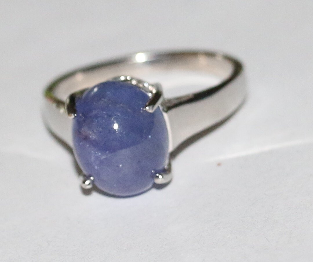 Танзанит – самый редкий и дорогой в мире камень, один из самых новых и малоизученных. Танзанит – разновидность цоизита, силикат алюминия и кальция. Благодаря вице-президенту ювелирной транснациональной компании «Tiffany & Co.» Генри Платту, самоцвет получил огромную популярность, ведь неповторимая красота, которой обладает минерал, не могла остаться незамеченной.