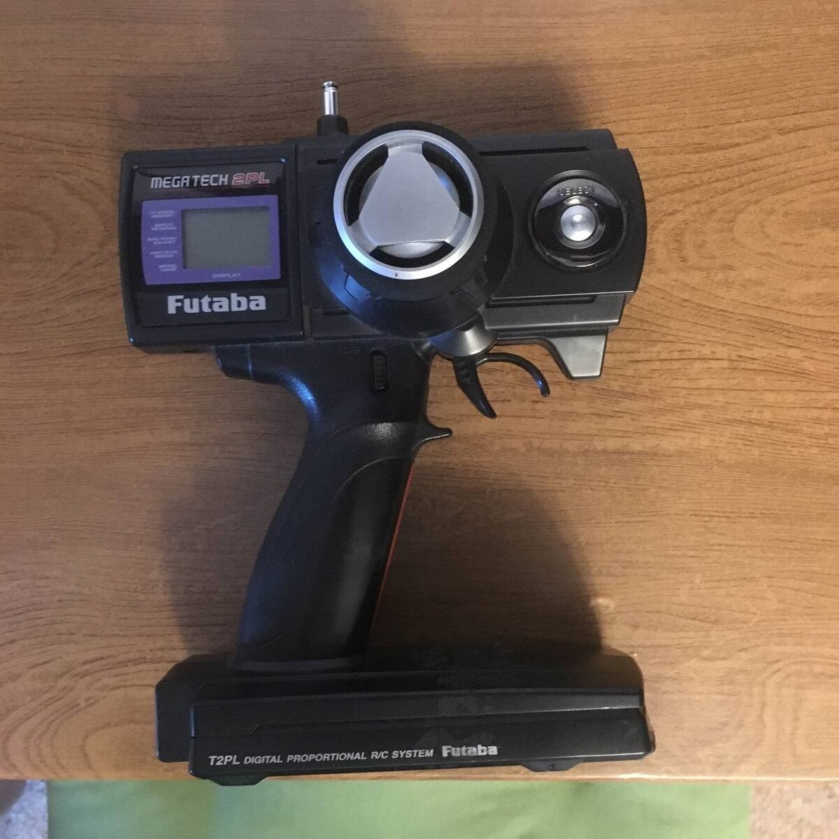 Аппаратуре уже порядка 10 лет, но работает как новая. Двухканальная (а больше для машинки, и не нужно: руль, газ/реверс). Говоря по-честному, аппаратура уже устаревшая: она не подойдет для авиации и уж тем более для коптеров.