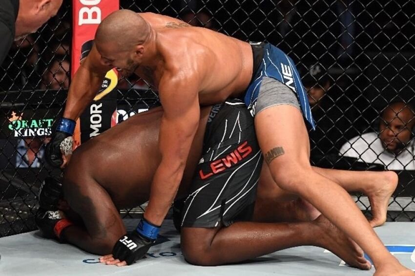 Ufc 5 партер. Сирил Нгану. UFC Фрэнсис Нгану Сирил Ган. Фрэнсис Нганну Деррик Льюис.