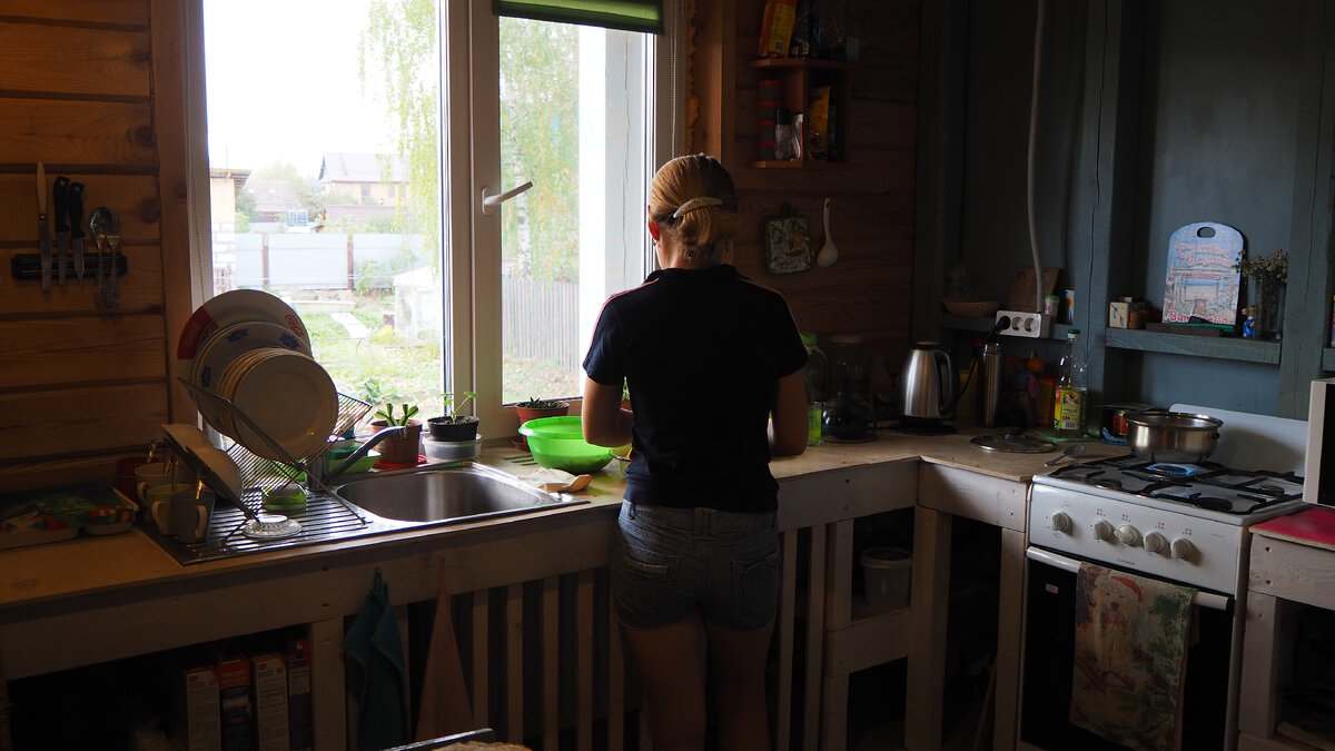 Жена трудится на кухне