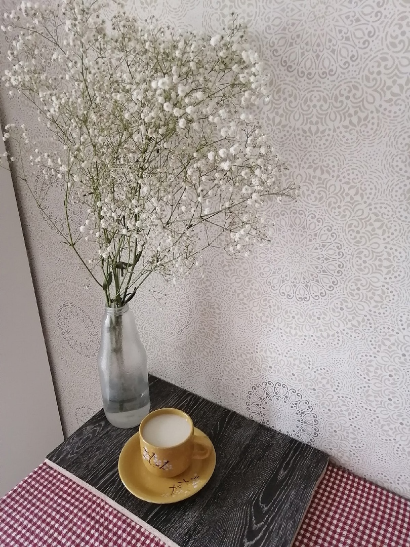 Это другая стена, но она тоже не просто белая, а с рисунком :)