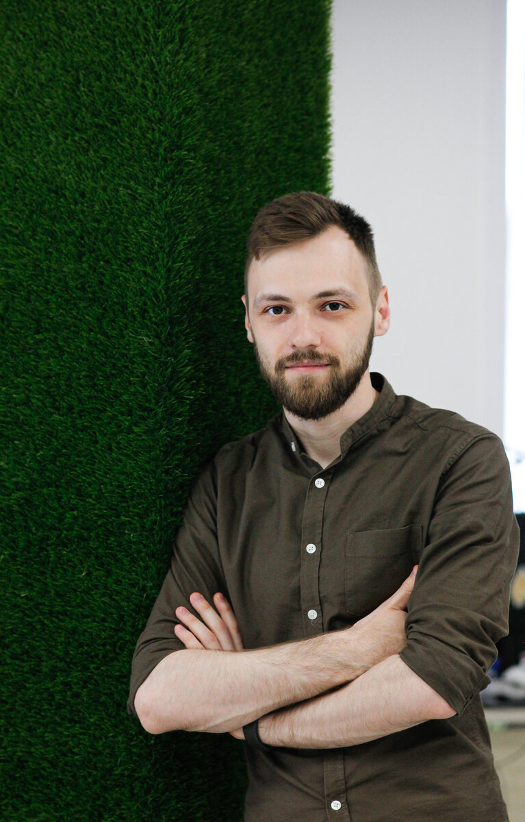 Знакомьтесь, это Макс. Он уже 9 лет занимается развитием сервисов граждан (т.е. для нас с вами), чтобы мы не ходили по всяким ведомствам, а получали госуслуги в электронном виде