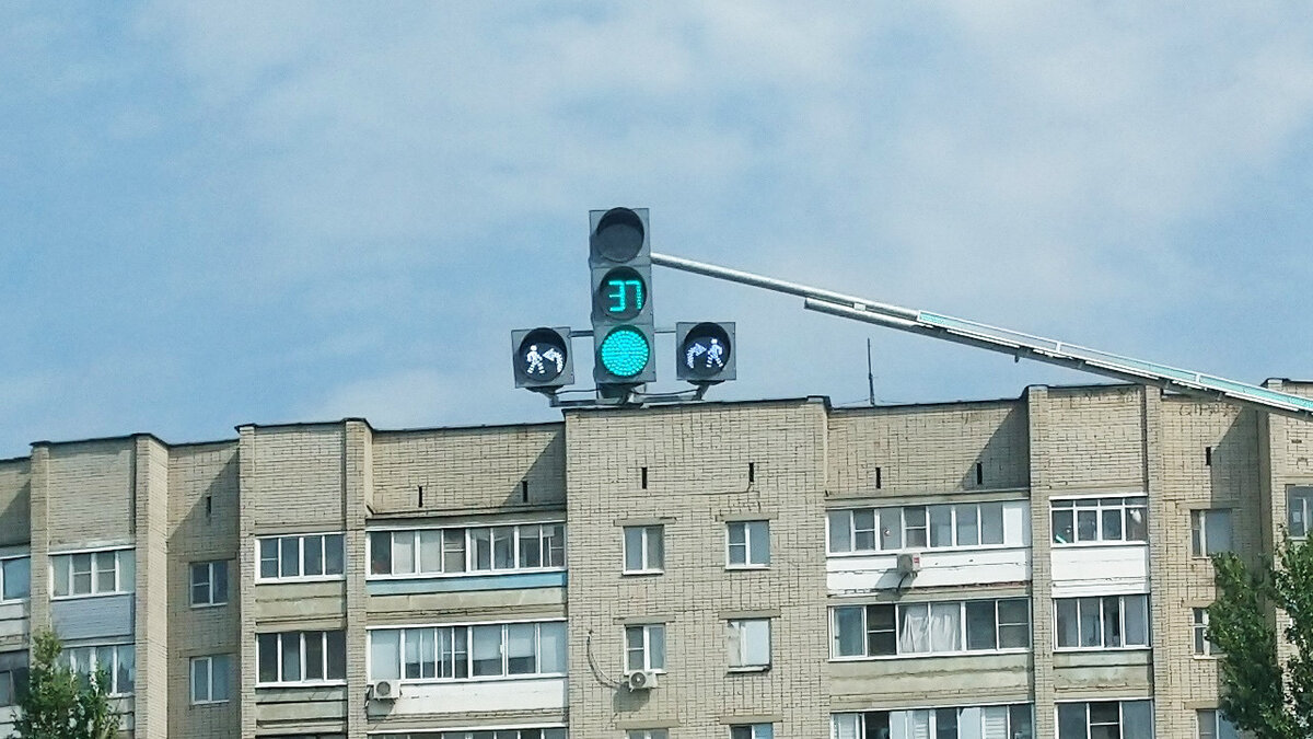 Светофор с «белыми человечками» и стрелками налево и направо в Ростове (Ярославская область)