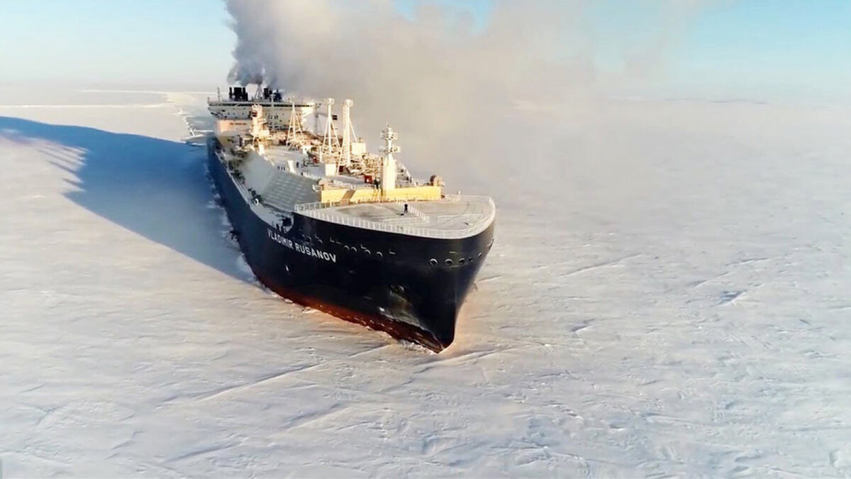 Танкер для перевозки СПГ. Источник: https://www.themoscowtimes.com/2019/10/03/powerful-fleet-of-lng-tankers-sails-arctic-route-to-asia-as-ice-shrinks-to-years-low-a67579 