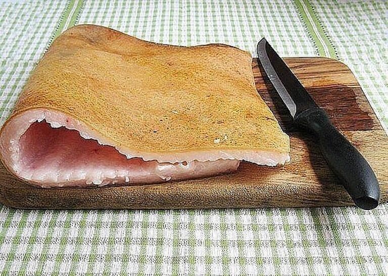 Можно есть шкурку. Тонкое сало со шкуркой