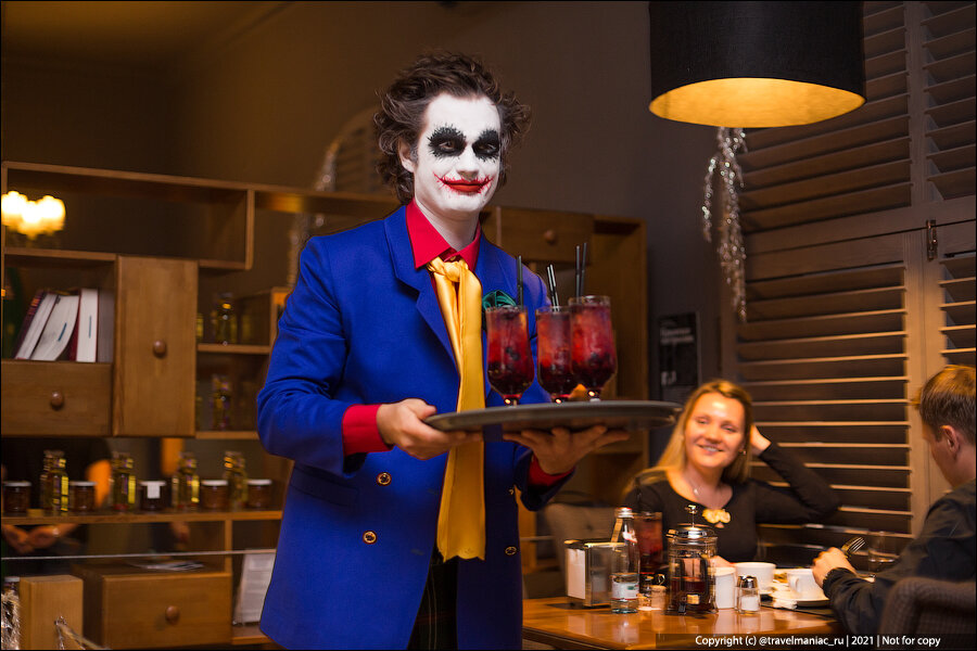 Из-за пластиковых карт и оплаты телефоном, в кафе перестали оставлять ...