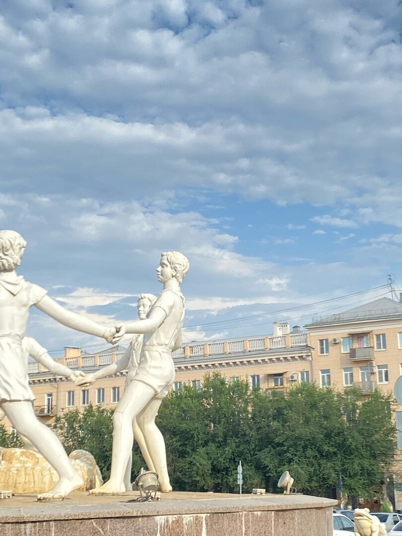Фонтан "Детский хор" на привокзальной площади железнодорожного вокзала Волгоград-1.