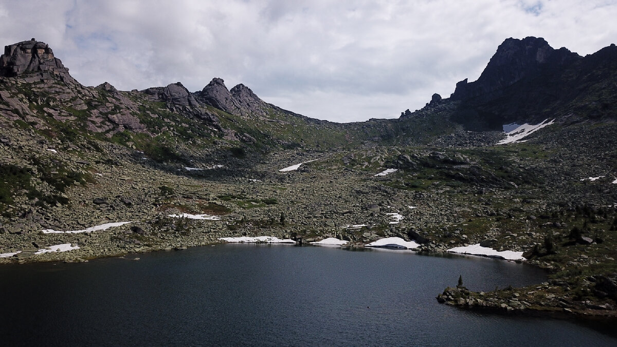 Перевал Художников (вид на западный склон). Оз. Каровое 