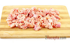 Курицу мелко нарезать.