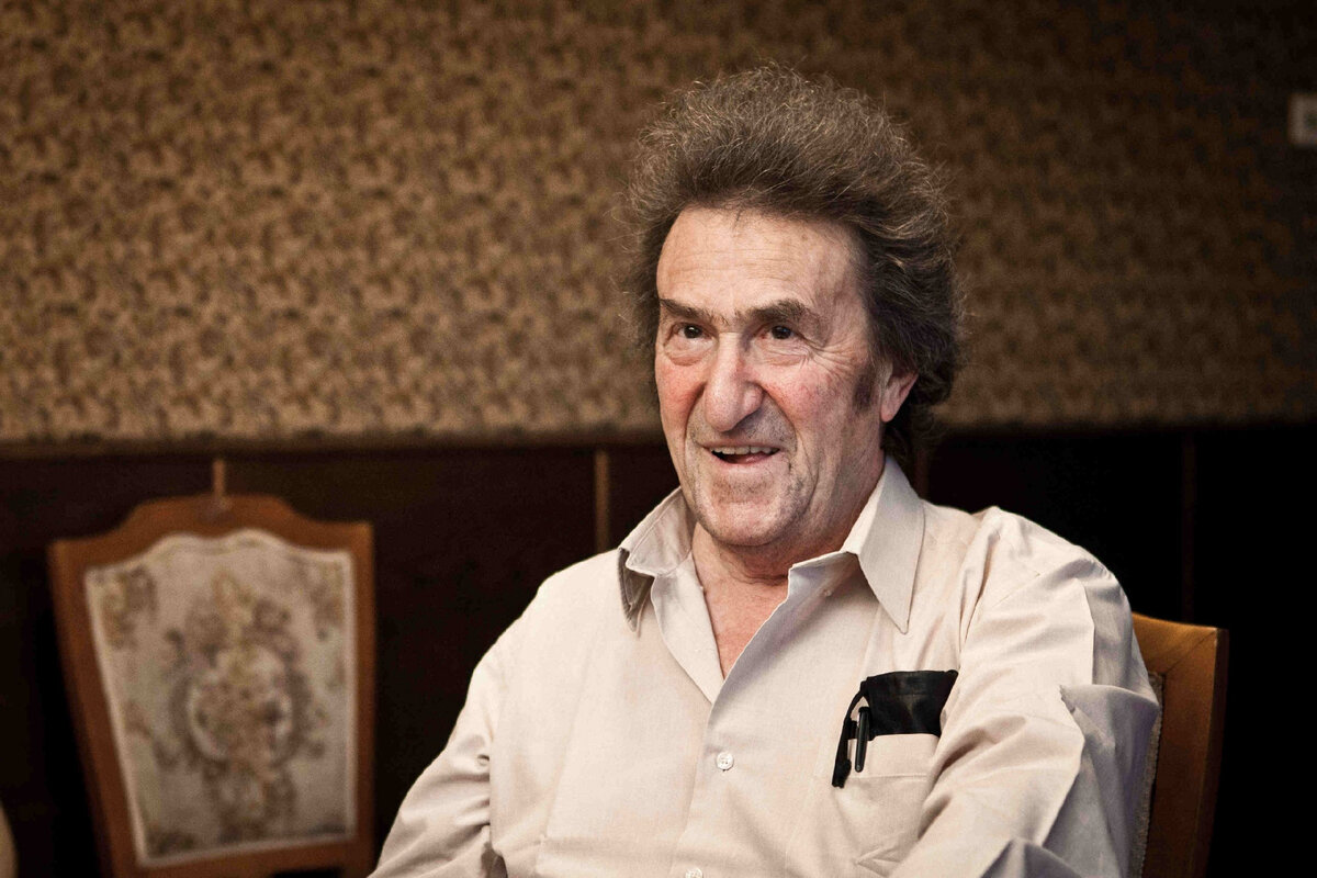 «‎Люблю людей и по наивности, открыто с ними говорю. Я глупо жду открытости, а позже горестно молчу».-2