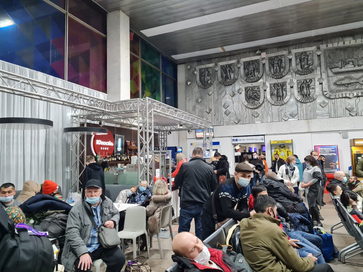 В ожидании рейса люди сидят не только на стульях, но и на корточках