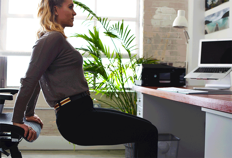 ⠀⠀Чтобы делать это упражнение, тебе понадобится стул или кресло без колёсиков. Встань спиной к стулу и положи руки на край стула, ладонями вниз пальцами к себе. Ноги помести перед собой. Опускайся вниз сгибая руки в локтях, придерживаясь как можно ближе к стулу. Сделай 20 повторений.