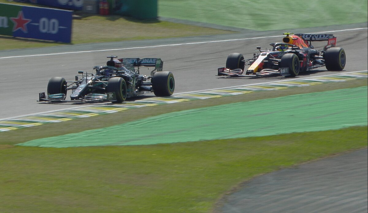 На фото Хэмильтон и Перес. Бразилия 2021. Фото: Mercedes-AMG M12 E Performance. Фото: Twitter.com