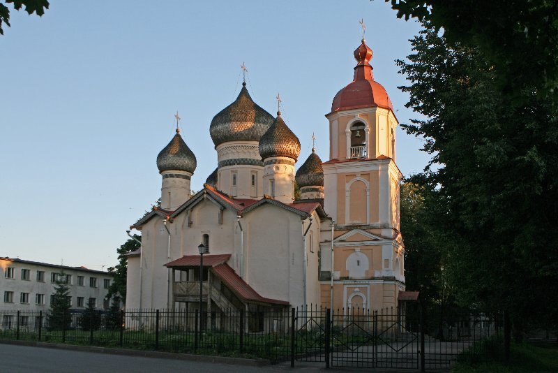 Новгород храмы и монастыри. Храм Феодора Стратилата Великий Новгород. Церковь Феодора Стратилата на Щиркове улице. Церковь фёдора Стратилата на Щиркове улице Великий Новгород. Церковь Федора Стратилата на Ширкове улице.