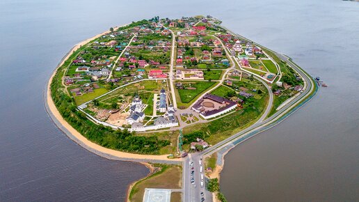 Целый город в Татарстане живёт на острове. Почему так получилось и при чём тут Иван Грозный? Поехали разберёмся