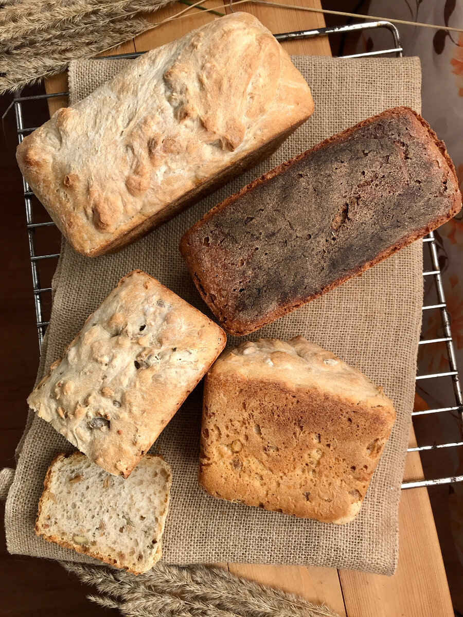 Вот такие получаются у меня хлеба на закваске. Аромат, вкус, натуральность - вот такой хлеб ели наши предки. Это вам не послевоенное "лишь бы выжить - страну строить надо, не до выпечки", это - традиционный русский хлеб! Разве что печется он в современной духовке.