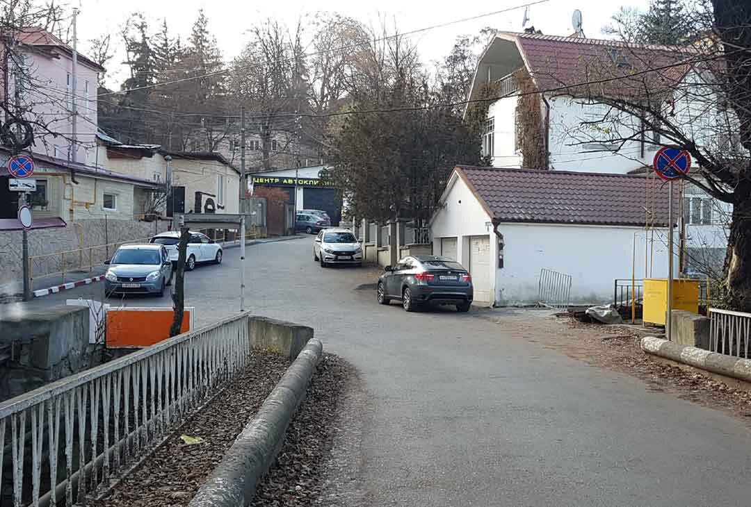 Знаки "Остановка запрещена"на обоих обочинах дороги со стороны въезда в переулок. Со стороны  выезда их нет. Автомобили, стоят там почти всегда.