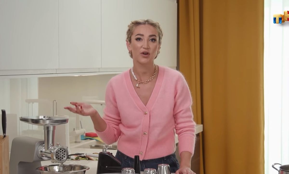 Кадр из 6 выпуска "Бузова на кухне"