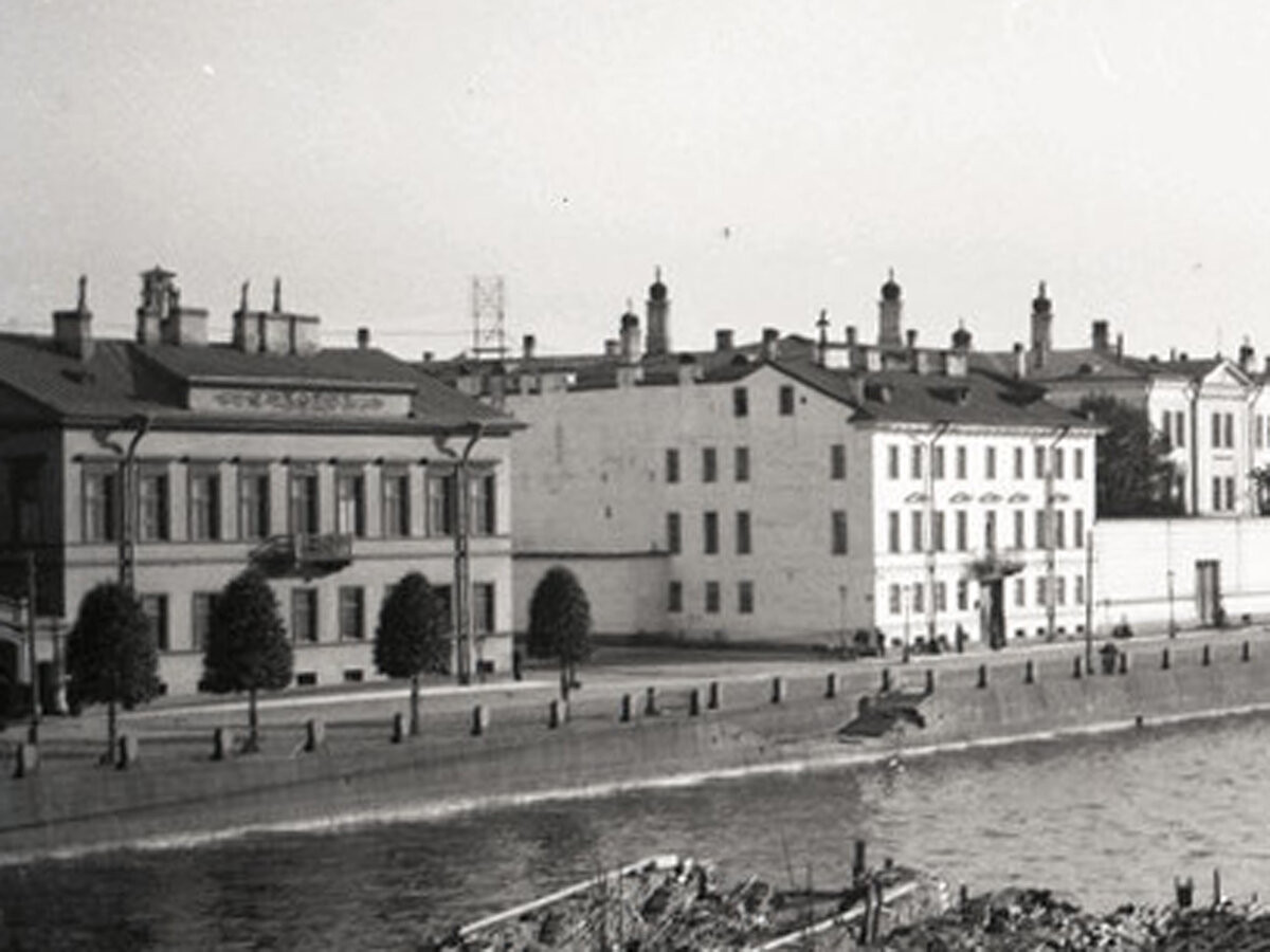 Участок, на котором сегодня стоит здание бизнес-центра входил в состав Троицкого рынка, который размещался прямо у Троице-Измайловского собора.